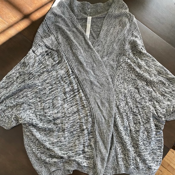 Lululemon Breeze Easy Wrap Heathered Light Grey/Heathered Deep Coal M/L - Picture 2 of 6